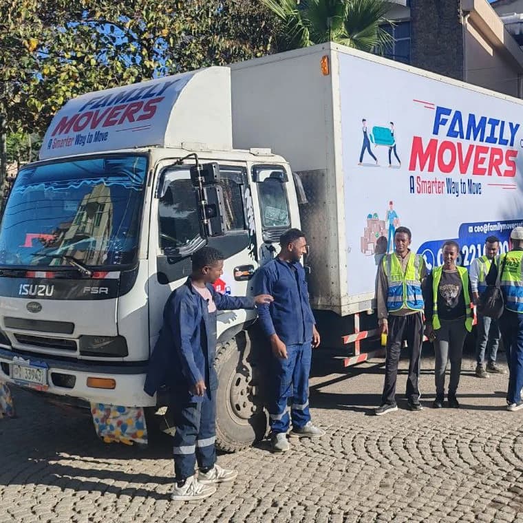 Équipe Family Movers Ethio et camion de marque à Addis-Abeba.